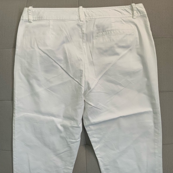 🤍White Capris🤍 - Picture 3 of 4